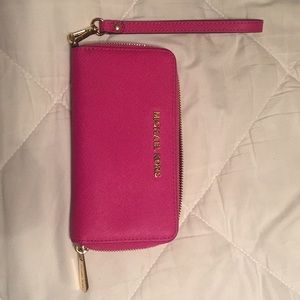 Fucsia MK full zipper wristlet 🌸💐